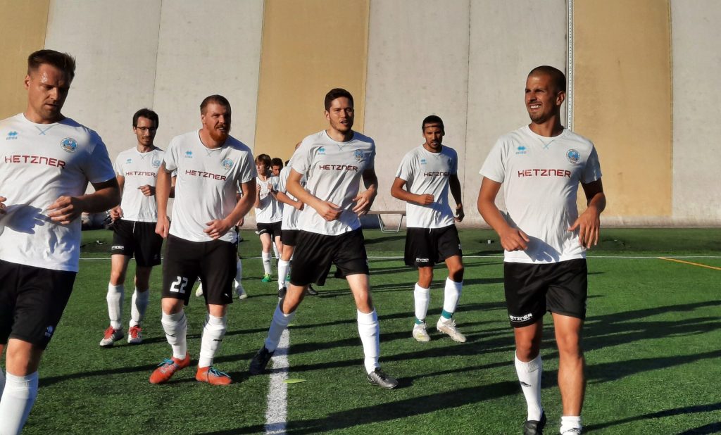 Die 11er-Mannschaft in den Trikots unseres Partners Hetzner